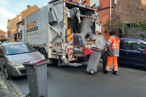 photo d'un camion qui ramasse les poubelles