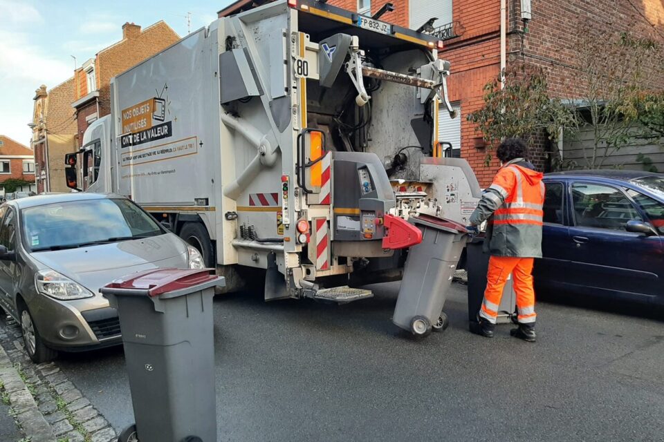 photo d'un camion qui ramasse les poubelles