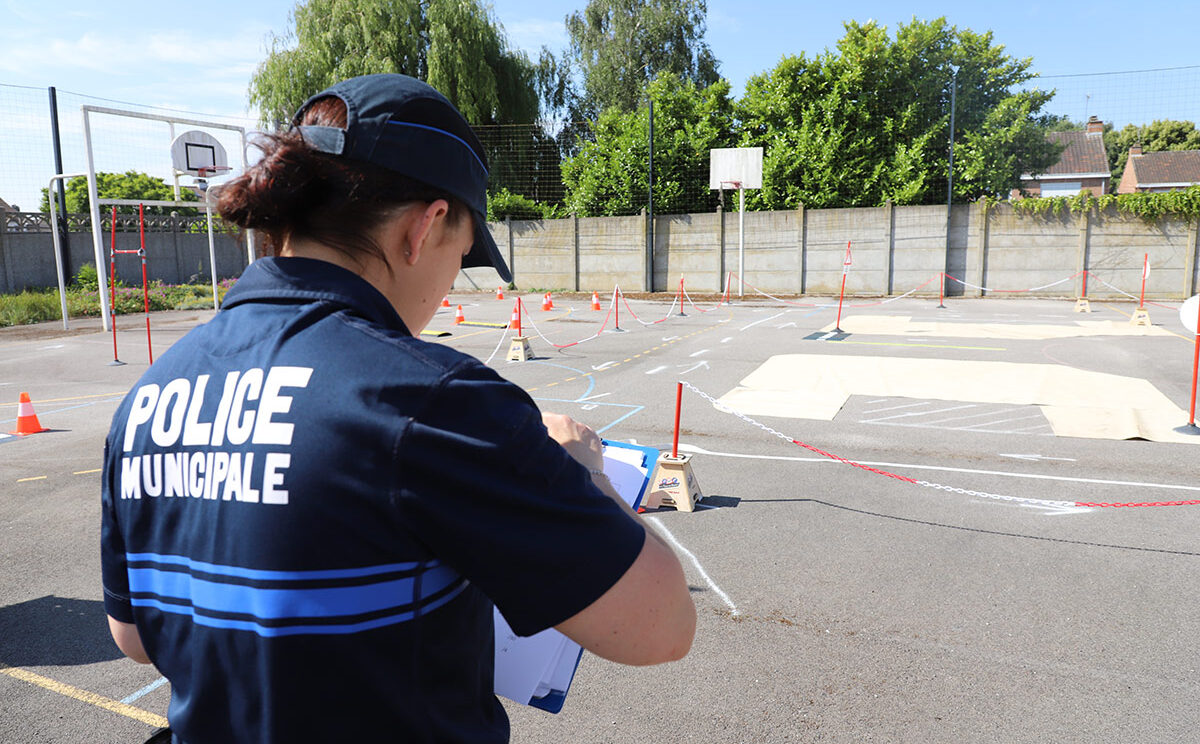 agent de police en uniforme