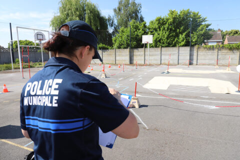 agent de police en uniforme