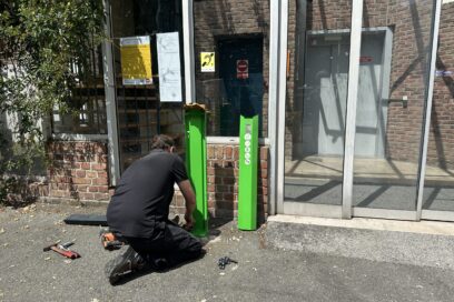 image représentant une entreprise posant une borne de récupération de mégots de cigarette devant l'hôtel de ville - Agrandir l'image, fenêtre modale
