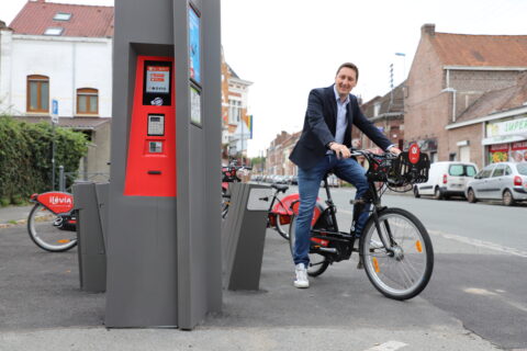 Image de monsieur le Maire inaugurant la première station v'Lille à Faches-Thumesnil