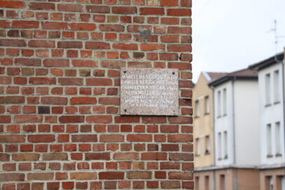 Plaque commémorative qui rend hommage aux résistants de la ville morts le 3 septembre 1944 - Agrandir l'image, fenêtre modale