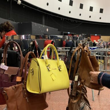 Image représentant une bourse bazar se déroulant à la salle Jacques Brel