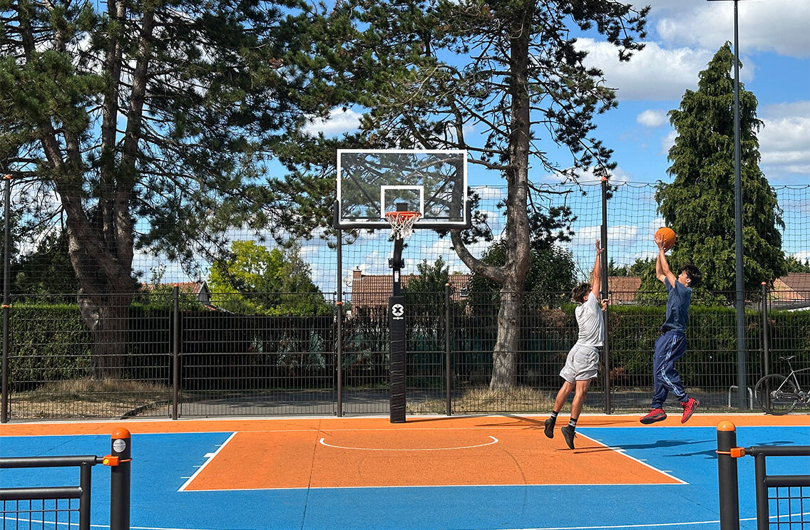 Image représentant deux enfants utilisant le nouveau terrain de Basket 3x3 à l'arrière du complexe Kléber