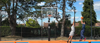 Image représentant deux enfants utilisant le nouveau terrain de Basket 3x3 à l'arrière du complexe Kléber
