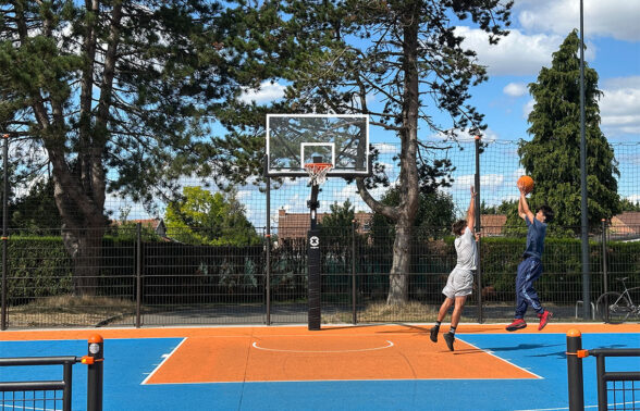 Image représentant deux enfants utilisant le nouveau terrain de Basket 3x3 à l'arrière du complexe Kléber