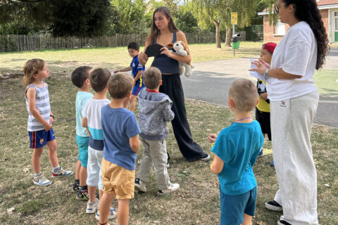 photo d'enfants qui écoutent une animatrice