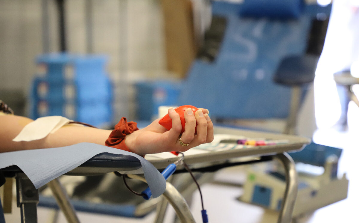 Image représentant une personne s'enregistrant avant de réaliser un don du sang