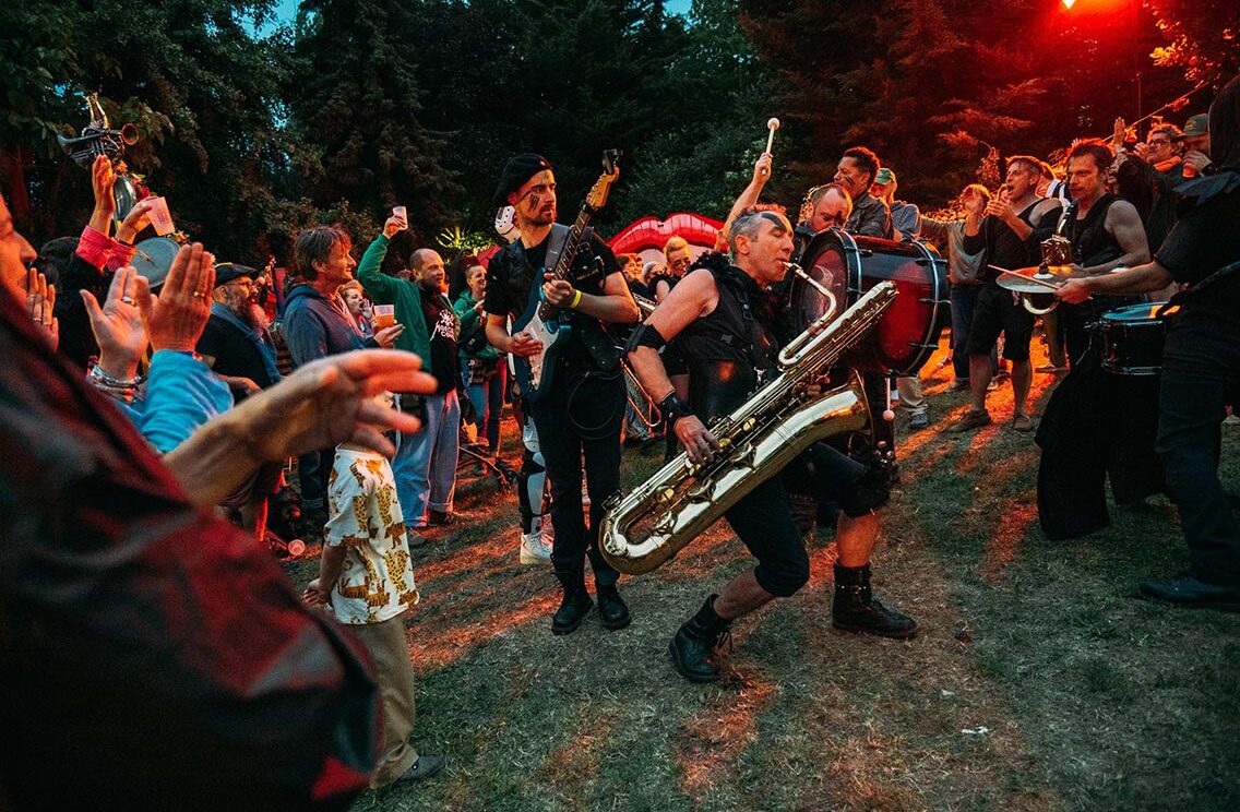 Image représentant un groupe au milieu de la foule lors de l'édition 2025 des Fanfaronnades