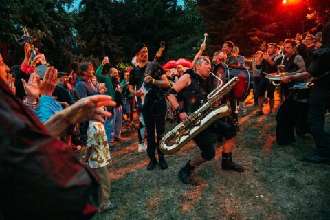 Image représentant un groupe au milieu de la foule lors de l'édition 2025 des Fanfaronnades