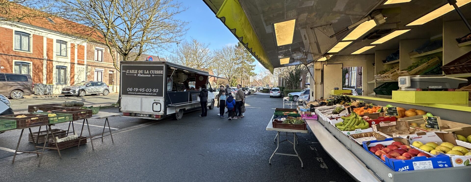 Image représentant des stands lors d'un marché organisé tous les mercredis matins sur l'espace Baron