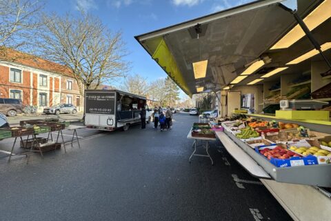 Image représentant des stands lors d'un marché organisé tous les mercredis matins sur l'espace Baron