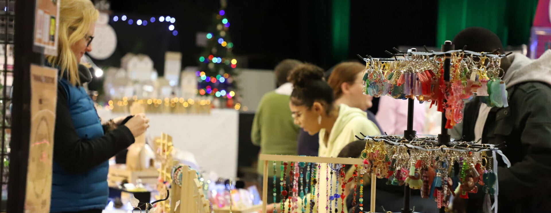 Image représentant des stands de commerçants lors de l'organisation d'une foire commerciale salle Jacques Brel