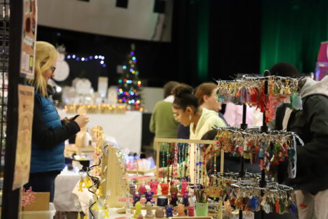 Image représentant des stands de commerçants lors de l'organisation d'une foire commerciale salle Jacques Brel