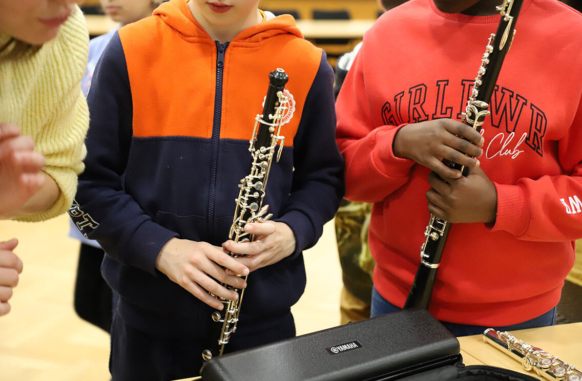 Image représentant des enfants recevant leurs instruments