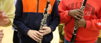 Image représentant des enfants recevant leurs instruments