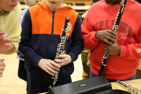 Image représentant des enfants recevant leurs instruments