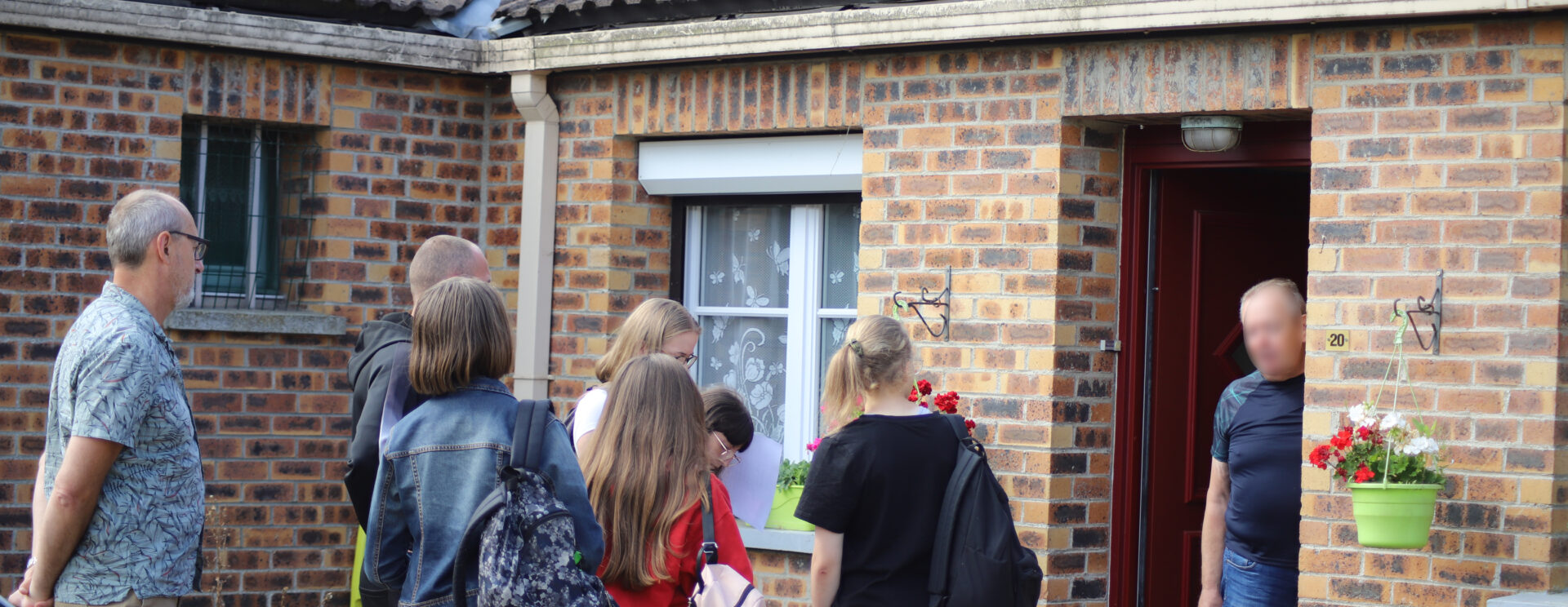 Image représentant les jeunes du centre ado participant à la distribution de bouteilles d'eau lors de canicule au béguinage