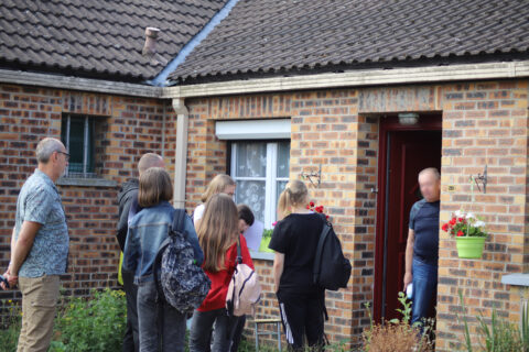 Image représentant les jeunes du centre ado participant à la distribution de bouteilles d'eau lors de canicule au béguinage