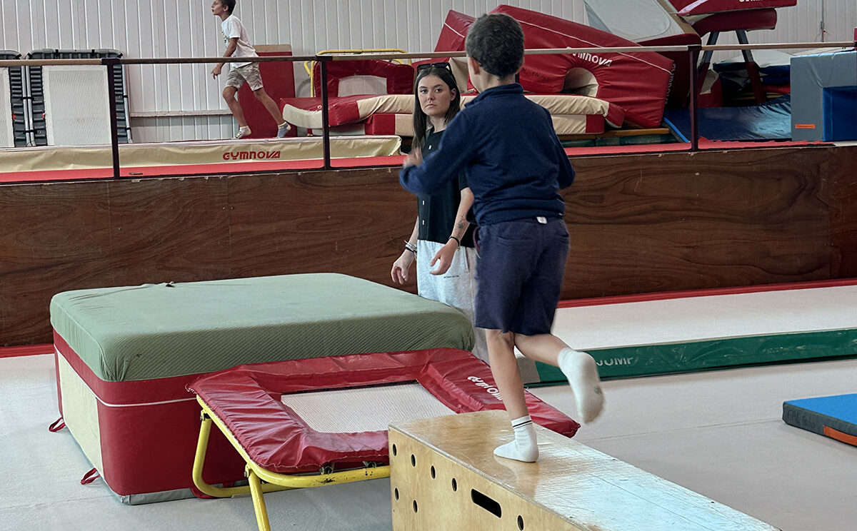 photo d'un enfant dans une salle de gymnastique