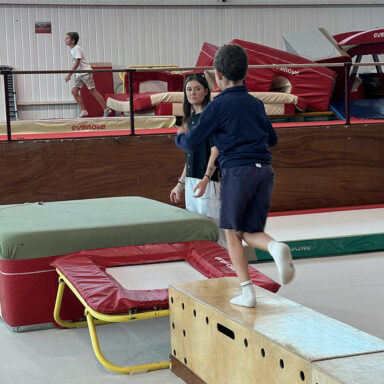 photo d'un enfant dans une salle de gymnastique