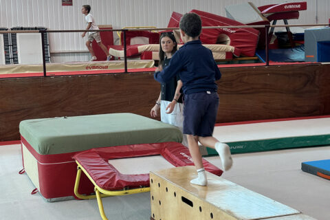 photo d'un enfant dans une salle de gymnastique