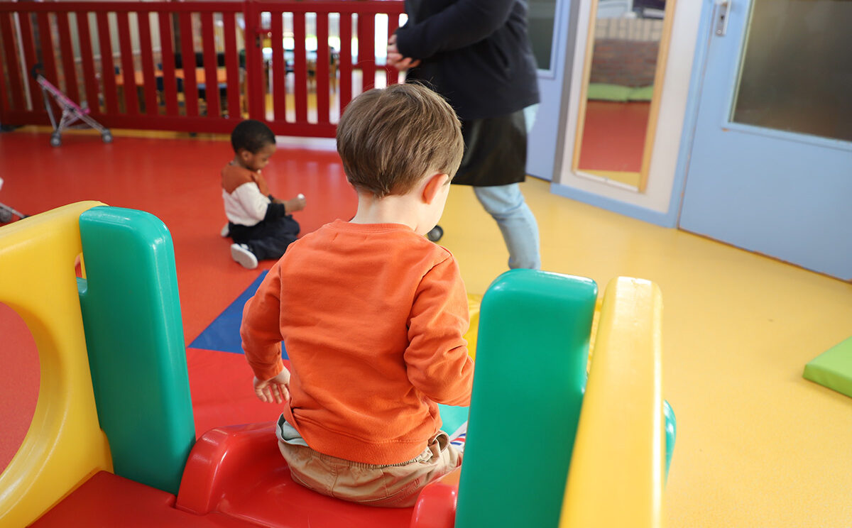 une photo d'un enfant de dos sur un tobogan