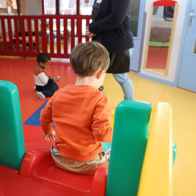 une photo d'un enfant de dos sur un tobogan