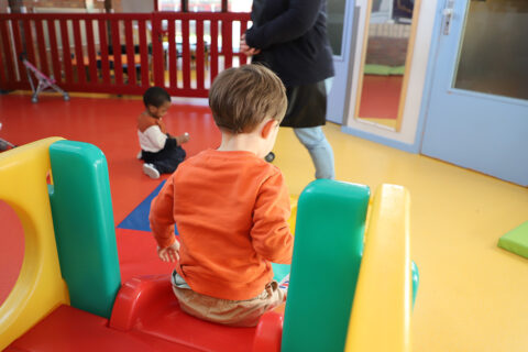 une photo d'un enfant de dos sur un tobogan