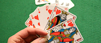 Image représentant des cartes de jeux pour une partie de belote