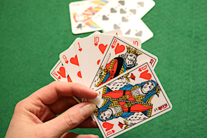 Image représentant des cartes de jeux pour une partie de belote - Agrandir l'image, fenêtre modale