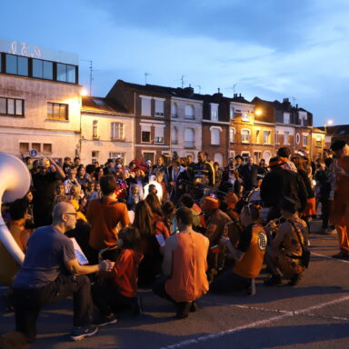 Image représentant un groupe de musique lors d'un défilé des Allumoirs sur le parvis de la salle Jacques Brel