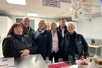 Image représentant des bénévoles du comité d'animation lors d'une dégustation du beaujolais nouveau - Agrandir l'image, fenêtre modale