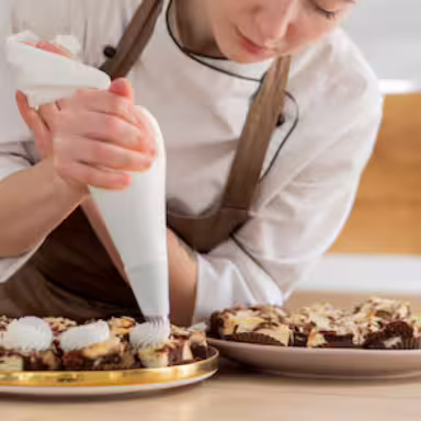 Image représentant une dame dressant un gâteau
