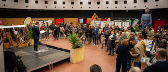 Image représentant monsieur le Maire prononçant un discours lors de l'accueil des nouveaux habitants