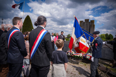 Image représentant une cérémonie au pied du monument aux morts situé au cimetière municipal - Agrandir l'image, fenêtre modale