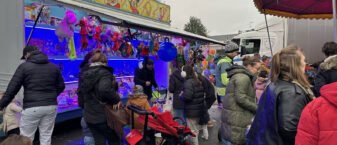Image de manèges lors d'une fête foraine organisée sur le parking de la salle Jacques Brel