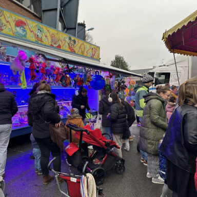 Image de manèges lors d'une fête foraine organisée sur le parking de la salle Jacques Brel