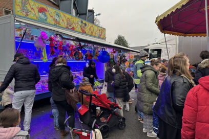 Image de manèges lors d'une fête foraine organisée sur le parking de la salle Jacques Brel - Agrandir l'image, fenêtre modale