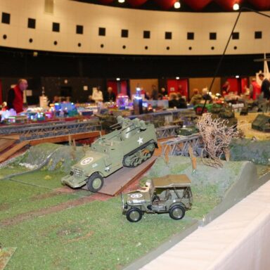 Image représentant des maquettes exposées lors d'une édition d'un salon du modélisme organisé par l'association FT Modélisme