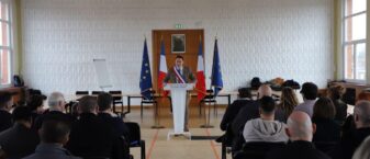 Photo de monsieur le maire lors d'une cérémonie de vœux aux commerçants au monde économique