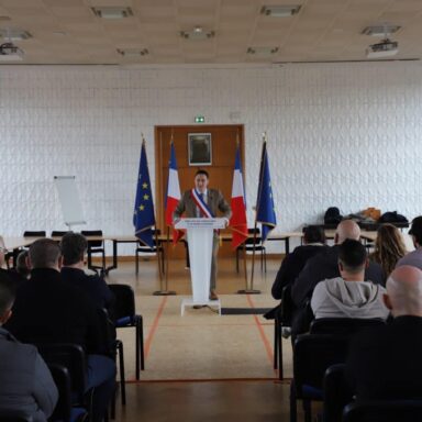 Photo de monsieur le maire lors d'une cérémonie de vœux aux commerçants au monde économique