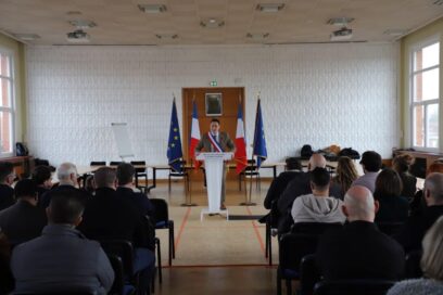 Photo de monsieur le maire lors d'une cérémonie de vœux aux commerçants au monde économique - Agrandir l'image, fenêtre modale