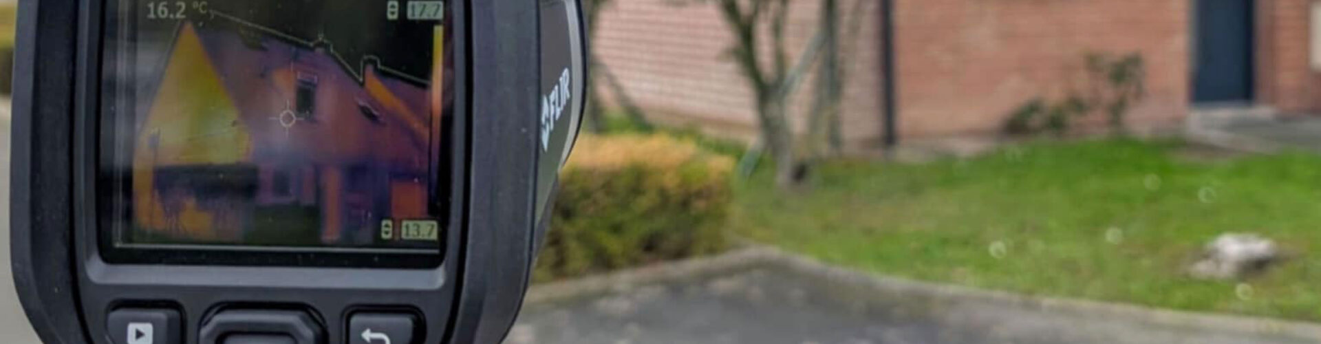 image représentant la réalisation d'un cliché thermique d'une habitation