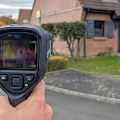 image représentant la réalisation d'un cliché thermique d'une habitation