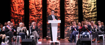 Photo de monsieur le maire lors d'une cérémonie de vœux à la population salle Jacques Brel