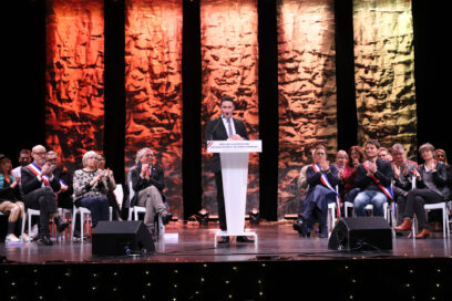 Photo de monsieur le maire lors d'une cérémonie de vœux à la population salle Jacques Brel - Agrandir l'image, fenêtre modale