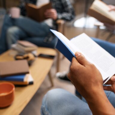 Image représentant un individu portant un livre
