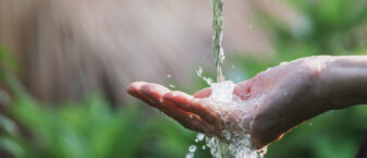 Image représentant de l'eau coulant sur une main